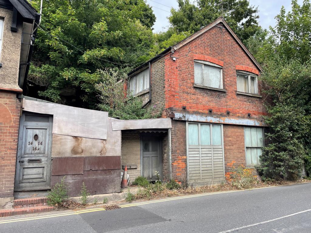 Lot: 29 - GARAGE AND FLAT ABOVE FOR REPAIR -